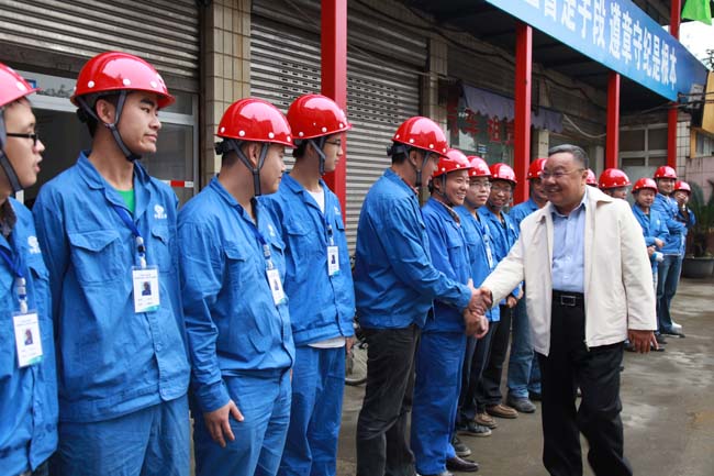 中國(guó)五冶集團(tuán)董事長(zhǎng)、黨委書(shū)記程并強(qiáng)與項(xiàng)目部員工親切握手致意，祝大家節(jié)日快樂(lè)。